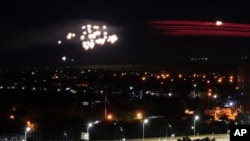 Destellos de explosiones iluminan el cielo de Kiev cuando las defensas aéreas ucranianas reaccionan a un ataque de drones de Rusia durante la madrugada del 30 de mayo de 2023.