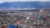 Los teleféricos utilizados como transporte público al barrio de Ciudad Bolívar se mueven sobre las casas en Bogotá, Colombia, el martes 6 de junio de 2023. 