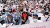 Manifestantes protestan en Rangún, Myanmar y también conocido como Birmania, contra la junta militar el 11 de febrero de 2021.