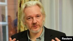 El fundador de Wikileaks, Julian Assange, se liberó este 19 de noviembre de una acusación de violación en Suecia, pero aún podría ser extraditado a Estados Unidos.