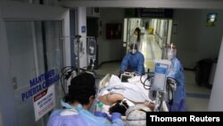 Brote de la enfermedad por coronavirus sigue aumentando en América Latina. En la foto, un hospital en Santiago, Chile, donde se atiende a enfermos de COVID-19.