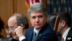 图为众议院外交委员会主席、民主党籍众议员恩格尔（左）和委员会首席共和党议员麦考尔。（2019年10月23日）