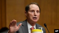 资料照片：民主党籍联邦参议员怀登（Ron Wyden）出席参院听证会（2020年6月30日）