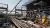 Trabajadores reparan una central térmica dañada, una de las más grandes del país, recientemente destruida por misiles rusos cerca de Kharkiv, Ucrania, el viernes 12 de abril de 2024. (Foto AP/Andrii Marienko)