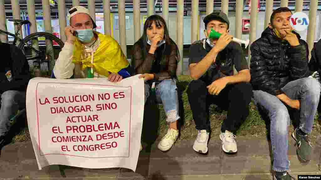 El paro se origin&#243; en rechazo a un plan de reforma tributaria del Gobierno, que fue retirado. No obstante, el fin de la violencia y las necesidades relacionadas con educaci&#243;n, salud y equidad han aumentado el descontento de la poblaci&#243;n colombiana. 