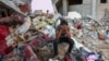 Un joven palestino reacciona sentado sobre los escombros de una casa destruida tras un ataque militar israelí contra el campo de refugiados de Rafah, en el sur de la Franja de Gaza, el 15 de octubre de 2023, en medio de las batallas en curso entre Israel y los palestinos.