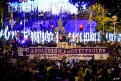 Mujeres sostienen una pancarta gigante que dice 'Abolición de la prostitución' durante una manifestación para conmemorar el Día Internacional para la Eliminación de la Violencia contra la Mujer en Madrid el 25 de noviembre de 2019.