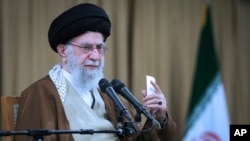 ARCHIVO - En la imagen, publicada por un sitio web oficial, el líder supremo iraní, el ayatolá Ali Khamenei habla en una reunión con un grupo de funcionarios de defensa en Teherán, Irán, el miércoles 12 de febrero de 2025. 