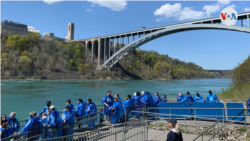 Turistas esperan para abordar el Maid of the Mist, el barco de fama mundial que parte de la base de la Torre de observación en Prospect Point para un viaje de ida y vuelta a las agitadas aguas de las cataratas American y Horseshoe, el viernes 14 de mayo de 2021.