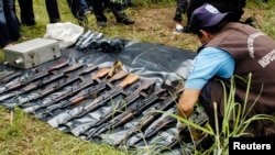 [Archivo] Un miembro de las fuerzas especiales de la policía nacional de Nicaragua revisa armas luego de una operación de decomiso en Tipitapa, 22 km (13,7 millas) al norte de Managua, Nicaragua, el 10 de julio de 2007.