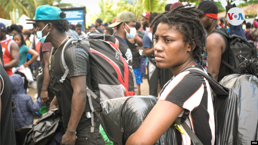 Los migrantes empacan sus pertenencias personales en bolsas pl&#225;sticas para atravesar el golfo de Urab&#225;. En temporada de lluvia las olas pueden superar los 10 metros de altura.
