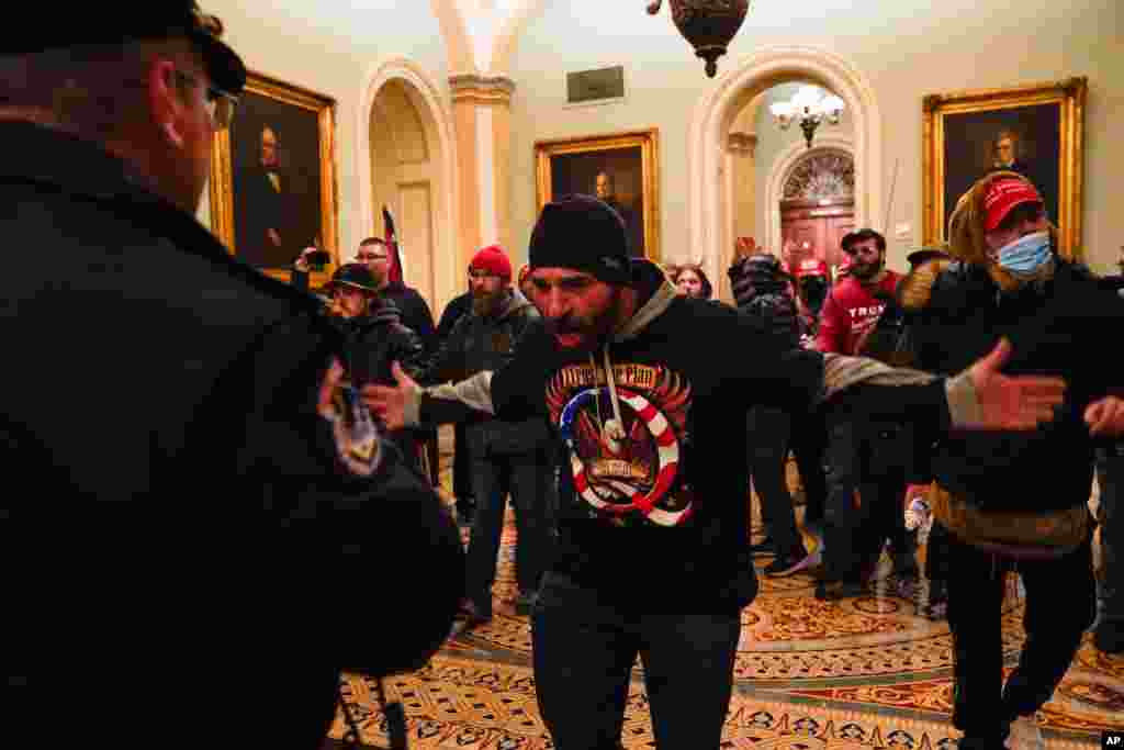 Un manifestante gesticula la polic&#237;a del Capitolioen el pasillo fuera de la c&#225;mara del Senado.