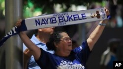 Una simpatizante de Nayib Bukele celebra los resultados de las elecciones de El Salvador en San Salvador el 4 de febrero de 2024.