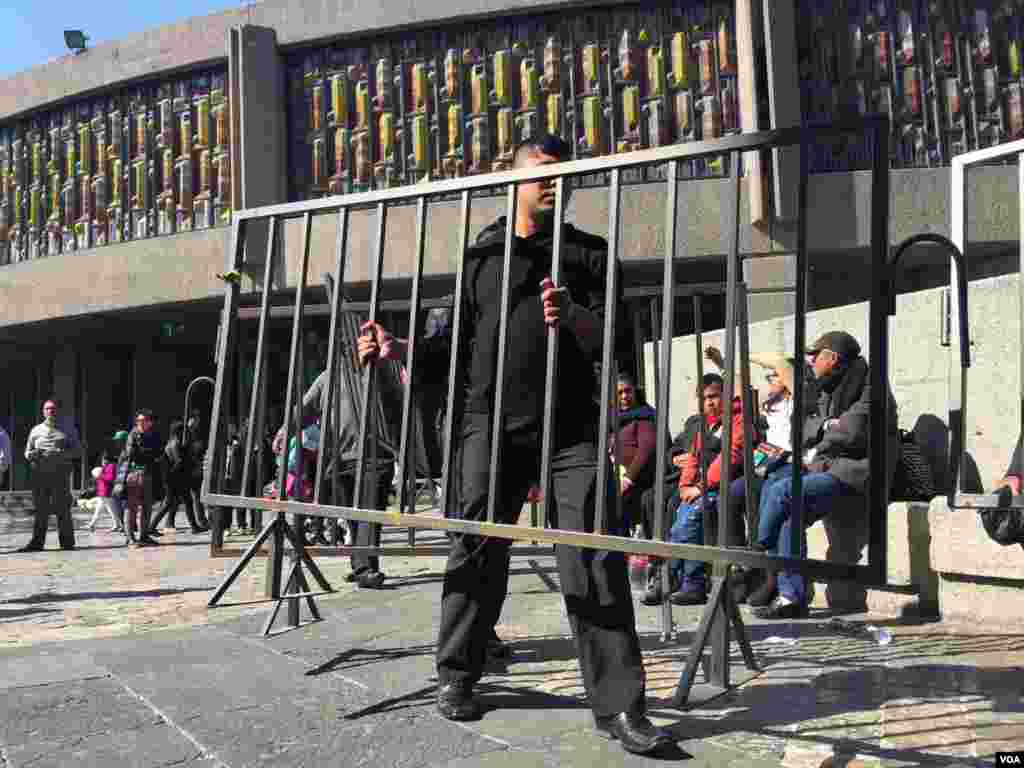 Los preparativos no se dejan esperar para dar la bienvenida a Francisco a tierras aztecas. Las medidas de seguridad serán extremas en los alrededores de la Basílica de Guadalupe donde celebrará su primera misa. [Foto: Celia Mendoza, VOA].