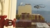 En esta imagen tomada de un video proporcionado a The Associated Press por un funcionario de defensa de Oriente Medio, se muestra un helicóptero durante un asalto a un buque en el estrecho de Ormuz, el 13 de abril de 2024.