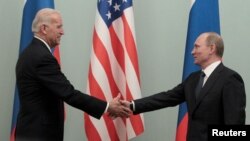 Joe Biden y Vladimir Putin se saludan durante un encuentro oficial en Moscú, el 11 de marzo de 2011, cuando el estadounidense era vicepresidente y el ruso, primer ministro.