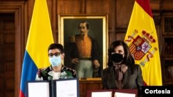 La ministra de Asuntos Exteriores de España, Arancha González Laya, y la canciller colombiana, Claudia Blum, suscribieron la nueva estrategia de cooperación entre los gobiernos de Colombia y España, el 26 de febrero de 2021. [Foto: Cortesía Cancillería]
