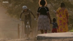 Au Lesotho, une championne en cyclisme inspire les jeunes filles à faire du vélo