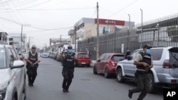 La policía interviene en un ataque al canal público ecuatoriano TC Televisión en Guayaquil, Ecuador, el 9 de enero de 2024. Un juez de Ecuador llamó a juicio con cargos por terrorismo a 12 personas por este hecho.