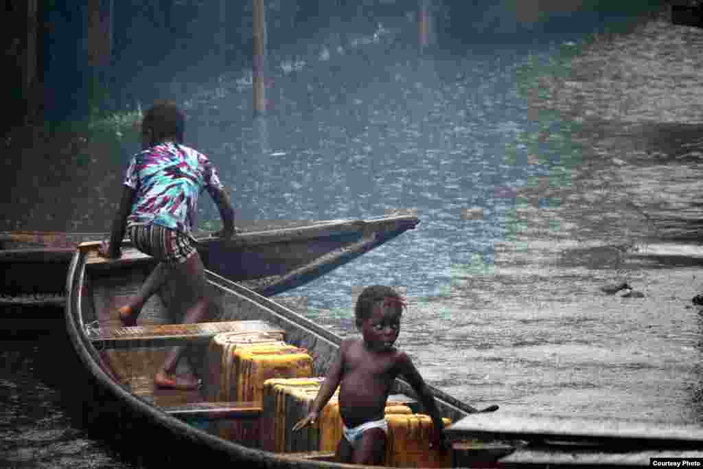 Makoko families say they would like city services, like running water and trash collection, but failing that, they just want the government to leave them alone,&nbsp;Makoko, Lagos, July 5, 2013. Photo: VOA/H. Murdock