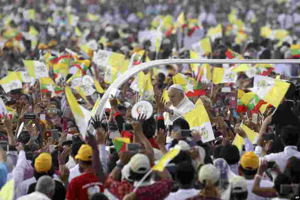 សម្តេចប៉ាប Francis បាន​មកដល់​​ដើម្បី​ប្រារព្ធ​ពិធី​ Mass នៅ​ទីលាន Kyaikkasan Ground ក្នុង​រដ្ឋធានី​រ៉ង់ហ្គូន​ប្រទេស​មីយ៉ាន់ម៉ា។
