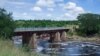 Une rivière passe sous un pont à Kilolo district, Tanzanie, le 14 juin 2017. 