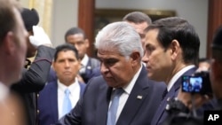 El presidente de Panamá, José Mulino, a la izquierda, y el secretario de Estado de Estados Unidos, Marco Rubio, llegan a una reunión en el palacio presidencial en la Ciudad de Panamá, el 2 de febrero de 2025. 