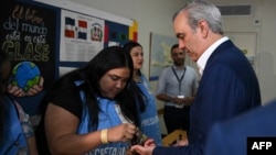 El presidente de República Dominicana y candidato presidencial por el Partido Revolucionario Moderno (PRM), Luis Abinader, registra su huella dactilar después de votar en Santo Domingo, el 19 de mayo de 2024.