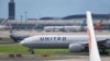 美国联合航空公司的波音777飞机2018年7月25日在北京机场等候起飞。 
