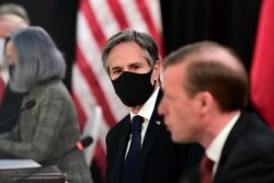 El Asesor de Seguridad Nacional de Estados Unidos, Jake Sullivan (derecha), habla mientras el Secretario de Estado de Estados Unidos, Antony Blinken, observa, en la sesión inaugural de las conversaciones entre Estados Unidos y China en Alaska.