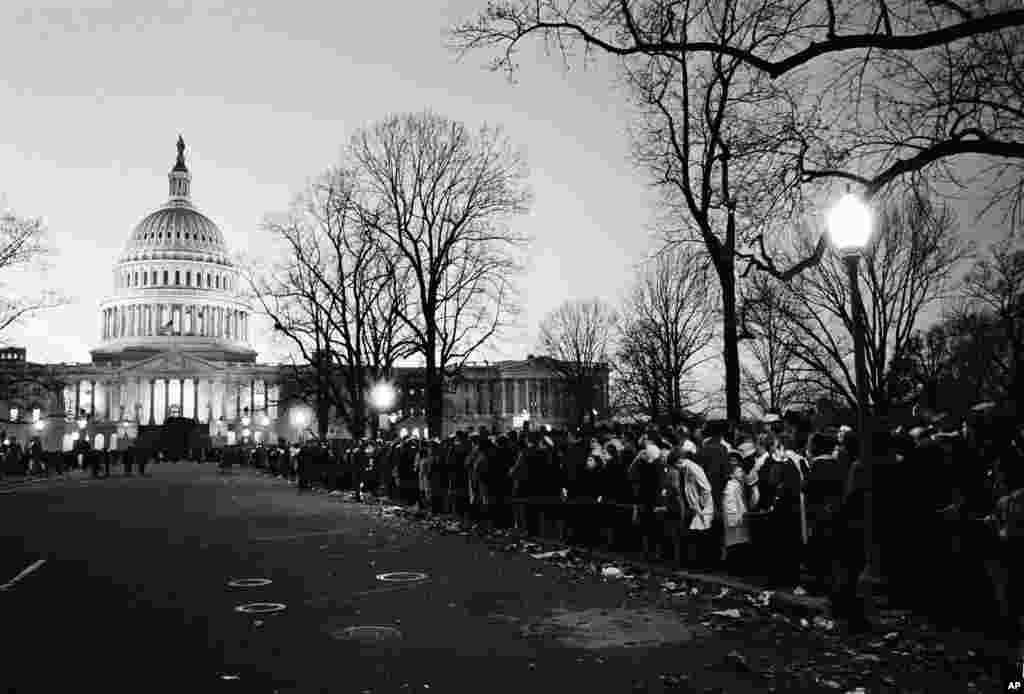 Miles de estadounidenses esperaron largas horas en la rotonda del Capitolio para ver pasar por última vez el cuerpo del presidente John F. Kennedy, quien fue asesinado hace 50 años. 