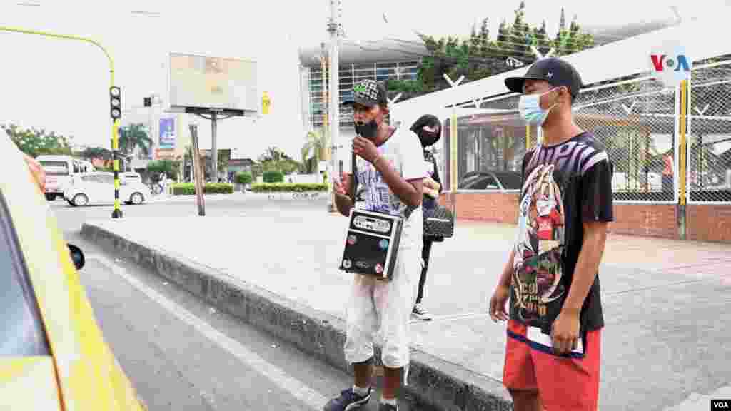 Los ingresos de los inmigrantes venezolanos est&#225;n destinados para pagar un techo diario y la comida.