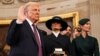 Меланія Трамп супроводжує свого чоловіка Дональда Трампа, коли він складає присягу під час церемонії інавгурації в Ротонді Капітолія США, 20 січня 2025 року. (Фото: Chip Somodevilla через REUTERS)