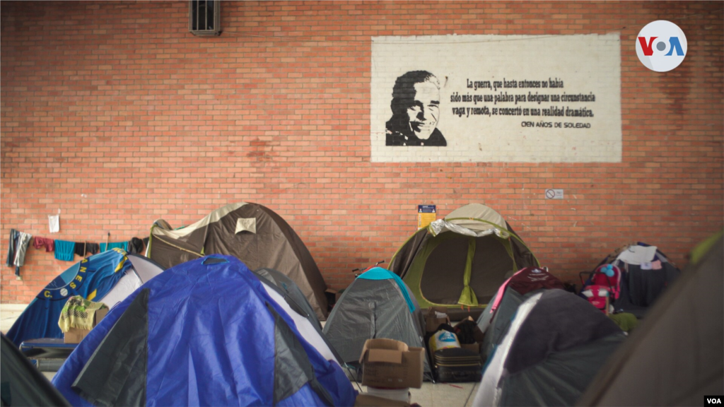 En peque&#241;as canoas los migrantes venezolanos cruzan diariamente el R&#237;o Arauca, para reabastecerse de alimentos, medicinas y resguardarse de las agresiones por los enfrentamientos entre la Guardia Bolivariana y las disidencias de las guerrillas colombianas