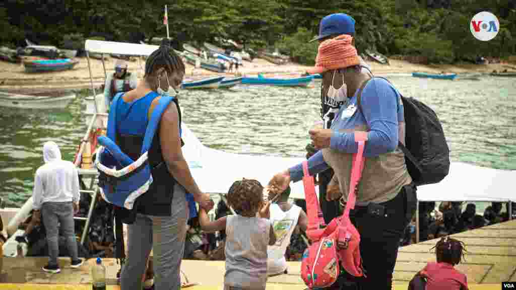 En las playas de Capurgan&#225;, en la frontera con Panam&#225;, las familias de migrantes se re&#250;nen para ultimar los detalles antes de iniciar la traves&#237;a por el Tap&#243;n del Dari&#233;n.