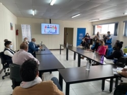 La alta comisionada adjunta de la agencia para los refugiados de Naciones Unidas, ACNUR, Kelly Clements, durante su visita al Refugio de la Niñez en Guatemala. [Foto: cortesía del Refugio de la Niñez].