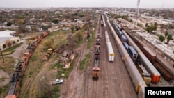 Trenes esperan para cruzar la frontera entre México y EEUU en Coahuila, México, el 22 de diciembre de 2023.