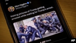 Imágenes creadas por Eliot Higgins con uso de inteligencia artificial muestran una escaramuza ficticia entre Donald Trump y los policías de Nueva York publicadas en la cuenta de Twitter de Higgins, fotografiadas en un iPhone, el 23 de marzo de 2023.