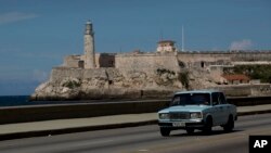ARCHIVO - Un Lada de fabricación rusa recorre el Malecón de La Habana, Cuba, el miércoles 2 de octubre de 2019.
