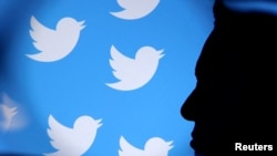 Perfil en negro de Elon Musk frente a logos de Twitter.