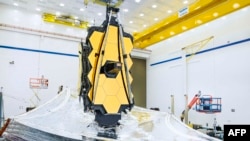Esta imagen sin fecha publicada por la NASA muestra que el telescopio James Webb se está preparando para su lanzamiento. La NASA desplegará el parasol del telescopio el 4 de enero de 2022.