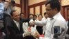 អ្នកចូលរួម កំពុង​សាកល្បង​ជ្រលក់​ទឹកខ្មៅ​ក្នុង​ការបង្ហាញ និង​ពិសោធន៍​ទឹកខ្មៅ​ជ្រលក់​ម្រាមដៃ​លុប​មិន​ជ្រះ ដែល​ទិញ​មកពី​ប្រទេស​ឥណ្ឌា សម្រាប់​ការបោះឆ្នោត​ជ្រើសតាំង​តំណាងរាស្រ្ត​អាណត្តិ​ទី៦ ធ្វើឡើង​នៅ​ក្រសួង​មហាផ្ទៃ​នៅ​ថ្ងៃទី​១៧ ខែ​សីហា ឆ្នាំ​២០១៨។ (កាន់ វិច្ឆិកា/VOA) 