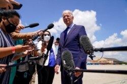 El presidente Joe Biden habla con miembros de los medios de comunicación antes de abordar el Air Force One para un viaje a Cleveland, el 27 de mayo de 2021, en la Base de la Fuerza Aérea Andrews, Maryland.&nbsp;