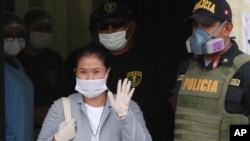 La dirigente opositora peruana Keiko Fujimori saluda a los reporteros a la salida de la prisión de mujeres de Chorrillos el 4 de mayo de 2020.