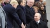 Hai ông Trump và Putin bắt tay trong lần gặp ở Paris, 11/11/2018