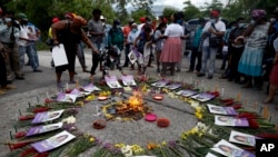 Partidarios de la activista ambiental y de derechos indígenas hondureña asesinada Berta Cáceres protestan durante el juicio contra Roberto David Castillo Mejía en Tegucigalpa, Honduras, el lunes 5 de julio de 2021