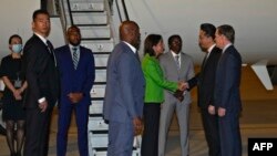 La secretaria de Comercio de EEUU, Gina Raimondo, es recibida en Beijing por funcionarios chinos el 27 de agosto de 2023.