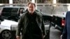L'ancien stratège de la Maison Blanche Steve Bannon arrive pour témoigner au procès de Roger Stone, au tribunal fédéral de Washington, le 20 août 2020.