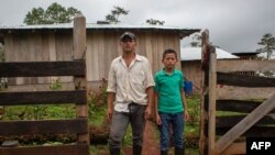 Lázaro Gutiérrez y Delvin Gutiérrez, padre y hermano de Wilton Gutiérrez, un niño nicaragüense que fue encontrado caminando solo en la frontera entre Estados Unidos y México, posa durante una entrevista en Nicaragua el 10 de abril de 2021 