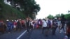 Una caravana de migrantes, en su mayoría centroamericanos, avanza por una carretera del estado mexicano de Chiapas rumbo a la frontera de Estados Unidos el 25 de octubre de 2021.